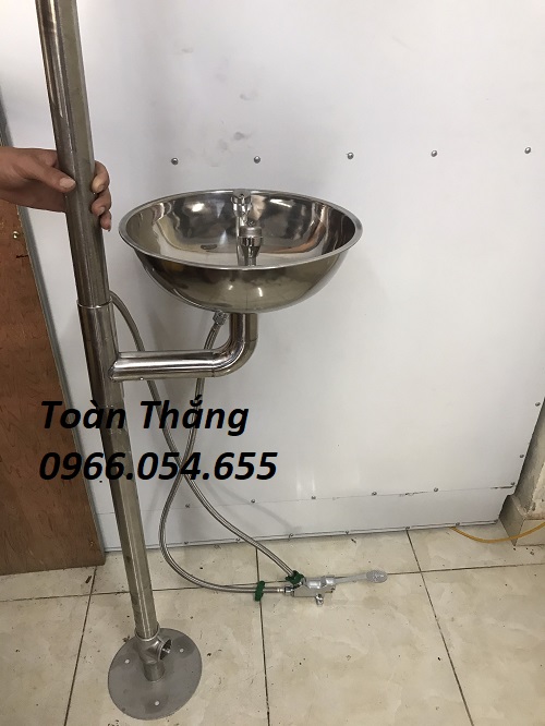 bồn rửa mắt kèm sen tắm