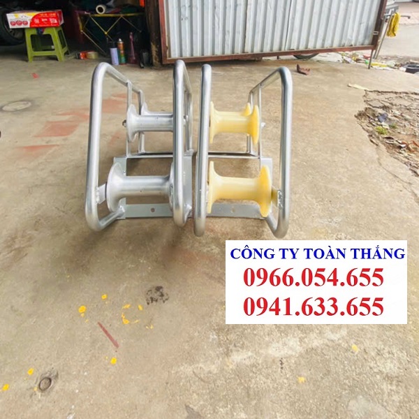 con lăn kéo cáp nắp hố gas