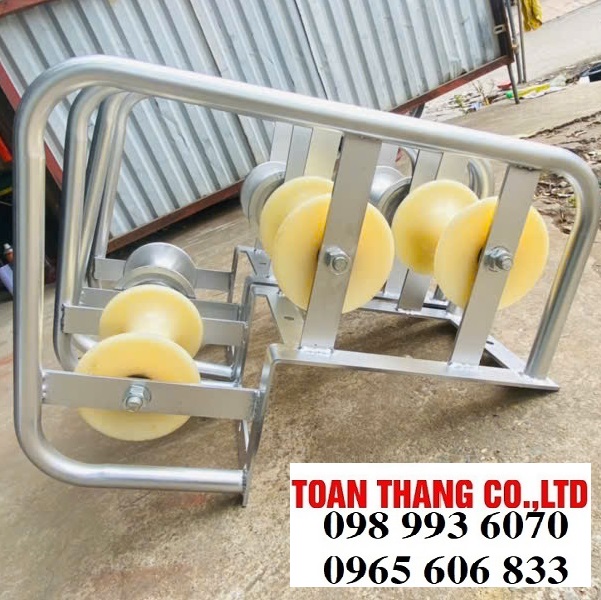 Con lăn kéo cáp miệng cống
