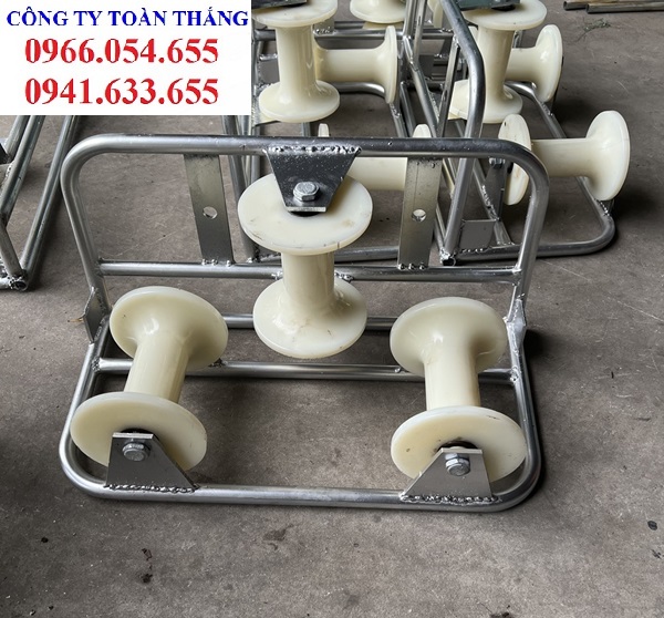 Con lăn kéo cáp đi của góc bánh nhựa 