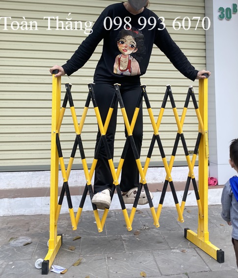 hàng rào nhựa vàng đen