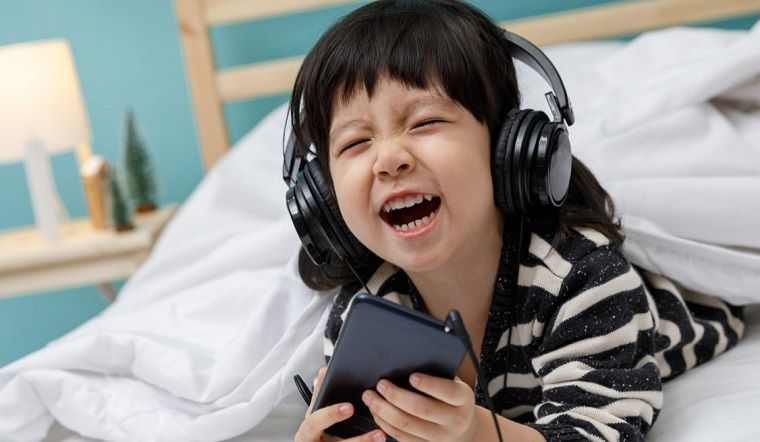 Học Tiếng Anh Qua Bài Hát: Cách Học Hiệu Quả, Dễ Nhớ Cho Người Mới