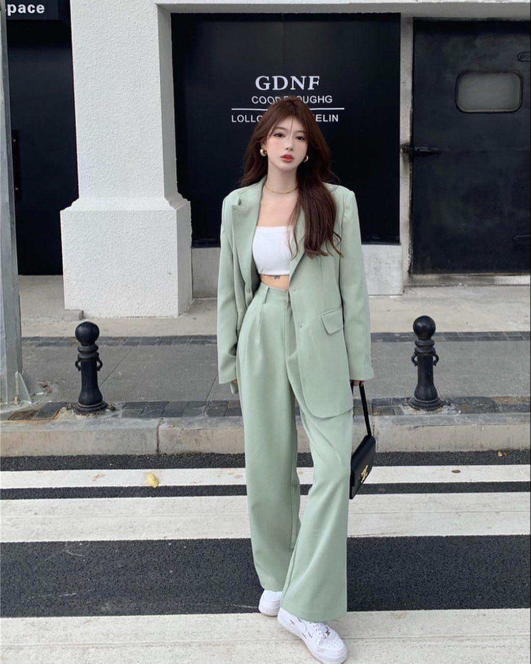 Quần ống rộng mặc với áo gì