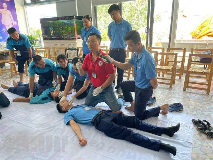 Học sinh tham gia lớp tập huấn sơ cứu điện giật